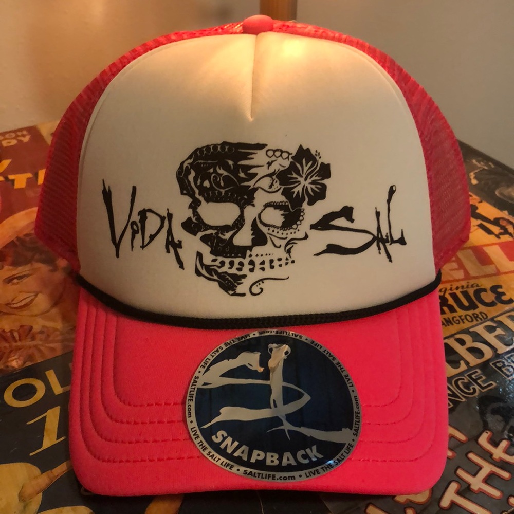 NEW Salt Life Vida Sal Neon Pink Skull Trucker Cap